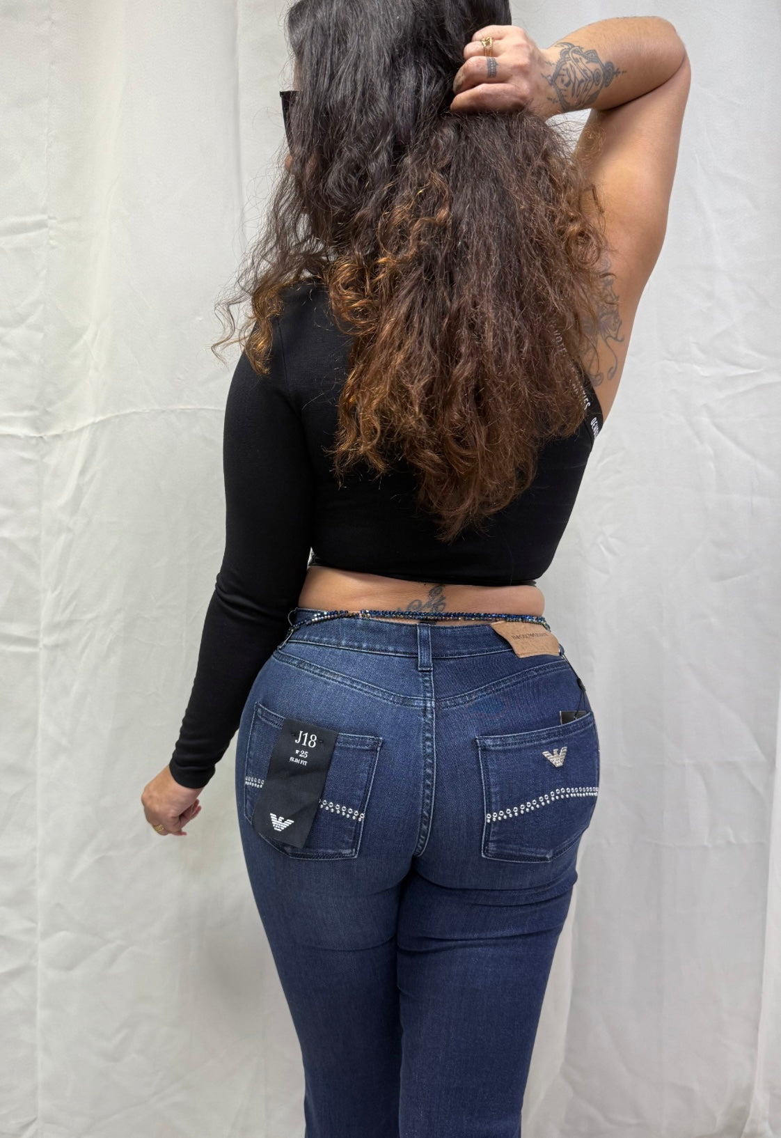 Jean Armani J18 slim taille haute – Détails strass au dos